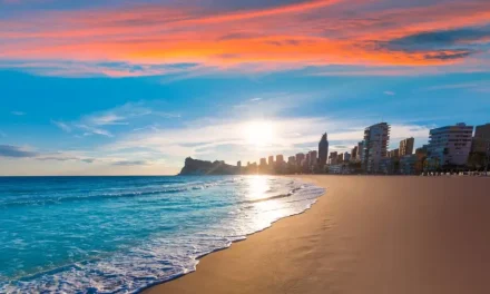 ¿Cuál es el mejor destino para navegar en la costa blanca?