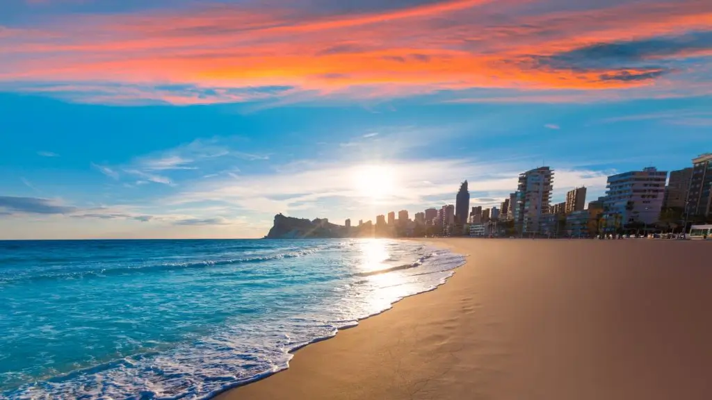 ¿Cuál es el mejor destino para navegar en la costa blanca?