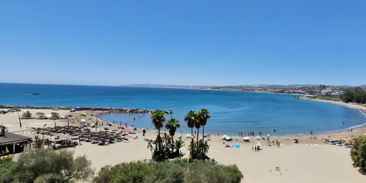 Playa Del Cristo en Estepona, Tu Escapada Perfecta