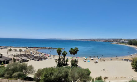 Playa Del Cristo en Estepona, Tu Escapada Perfecta